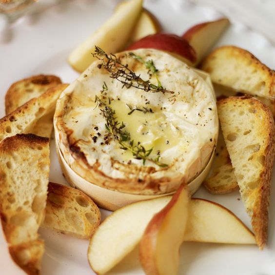 OfficialPLT's tweet photo. Camembert at Christmas 😍 🎄 https://t.co/8vOZwwWUQG