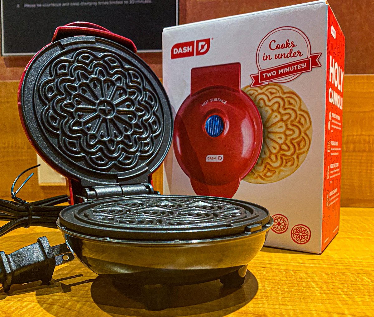 orleanscasino's tweet photo. ❄️ December Gift Giveaway! ❄️
Earn 30 same-day Tier Credits today with your #BConnected card, then come get a Dash Mini Pizzelle Maker today from 10 a.m.— 8 p.m. or while supplies last. https://t.co/KnoKgvHluz https://t.co/lLmZhW3I5N