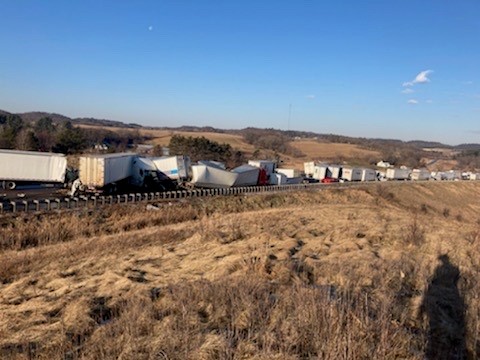 StarTribune's tweet photo. UPDATE: I-94 closed in western Wisconsin after reported 100-vehicle pileup east of Eau Claire. https://t.co/bPkWYSg93s https://t.co/nlyFSO28lz