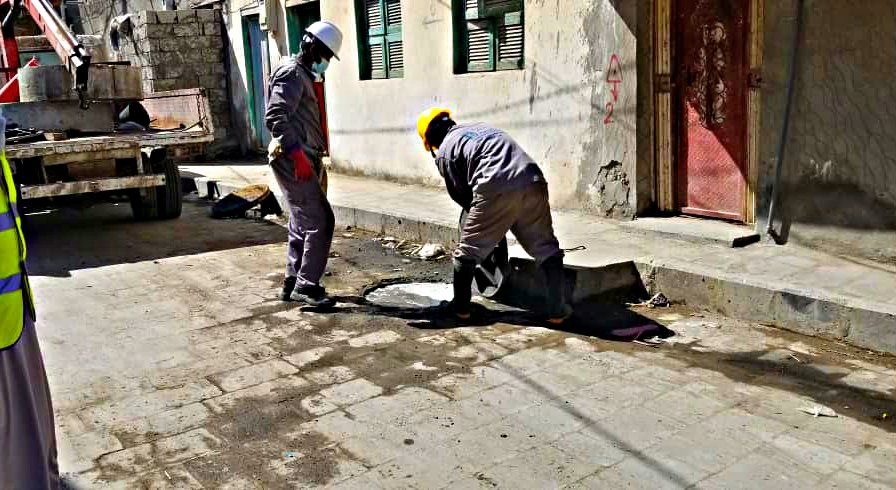SFDYemen's tweet photo. #Cash4Works employ 360 persons to remove blockages & sludge in 13,000 sewage manholes in 4 districts @ #AlHodeida city to end the population's suffering from overflowing and the spread of life-threatening diseases in an extremely hot & poor environment
#YemenCantWait
#Yemen https://t.co/797kUs9AuP