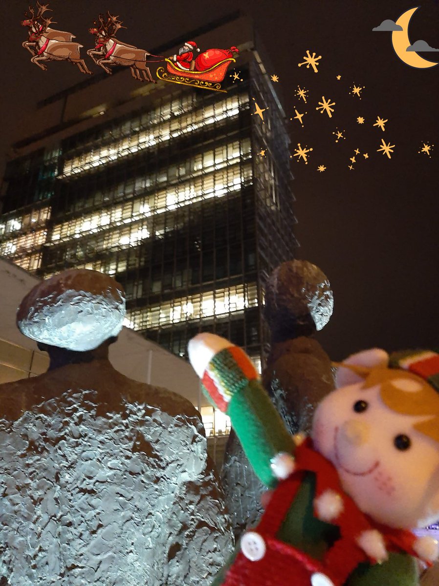 corkcolibrary's tweet photo. As #Elfis was saying his goodbyes to #LibraryHQ, he spotted something in the sky outside... guess who it was?! 🎅

Time to hitch a lift home to the North Pole- he'll have some lovely views of #Cork from up in that sleigh! 

Happy Christmas to all 🎄💚

@Corkcoco @LibrariesIre https://t.co/8TGlnQ9ZhX
