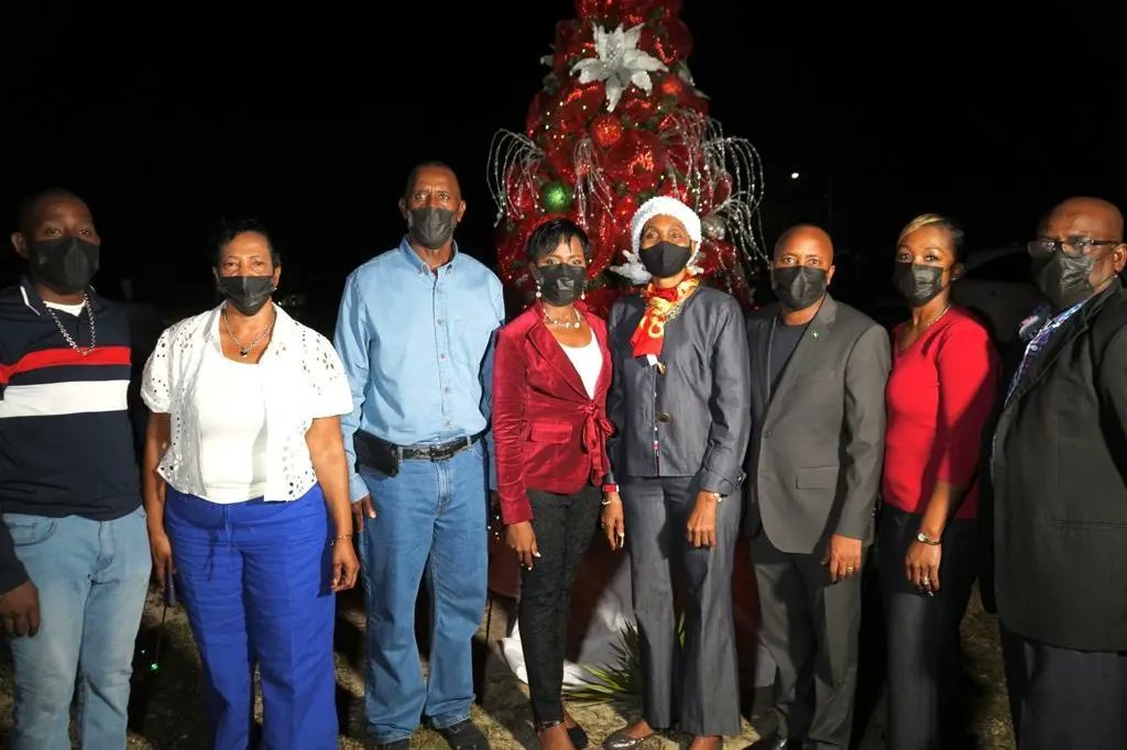 MinforGB's tweet photo. The residents of East End Grand Bahama enjoyed an evening of music, laughter and an uplifting message at “At Christmas, All Roads Lead Home” Christmas Tree Lighting on Sunday, December 19th, 2021. (1/3) https://t.co/cnWLF6n2Vr