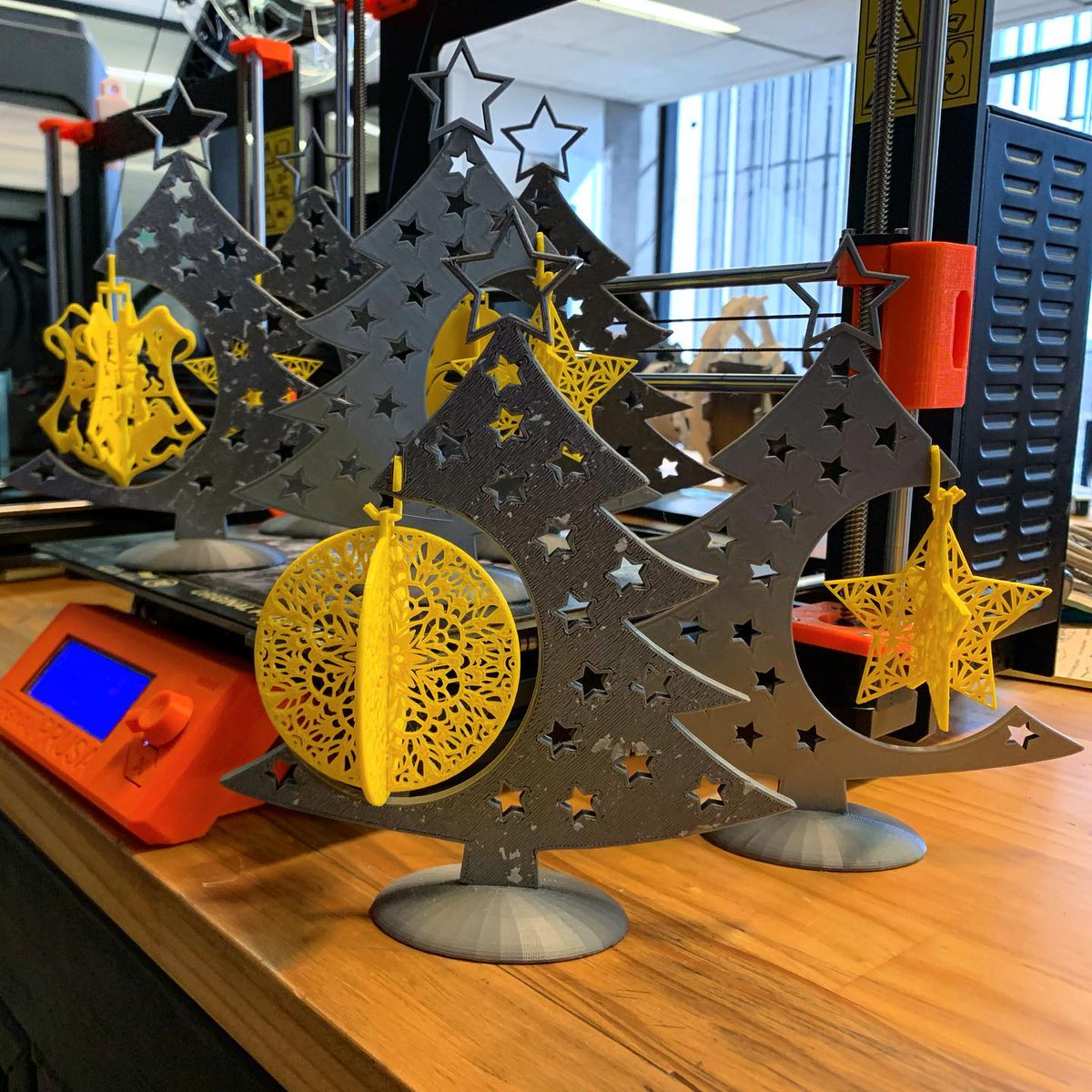 CentroinnovaUC's tweet photo. Con estos arbolitos realizados en nuestro #FabLabCentro, les enviamos a nuestros asociados, emprendedores, #ComunidadUC, colaboradores y a todos quienes forman parte del ecosistema del Centro de Innovación UC un especial saludo en esta Navidad✨.
-
#navidad2021 https://t.co/KjEbqybp7W