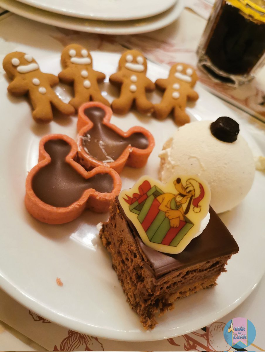 InsideDlpCastle's tweet photo. 🍽️Sélection de desserts, Petit coup de cœur pour les petits personnages pain d'épice ! Et la boule de neige ! 😍✨🎄
#DisneylandParis #DLPLIVE https://t.co/CjzIzzxAhi