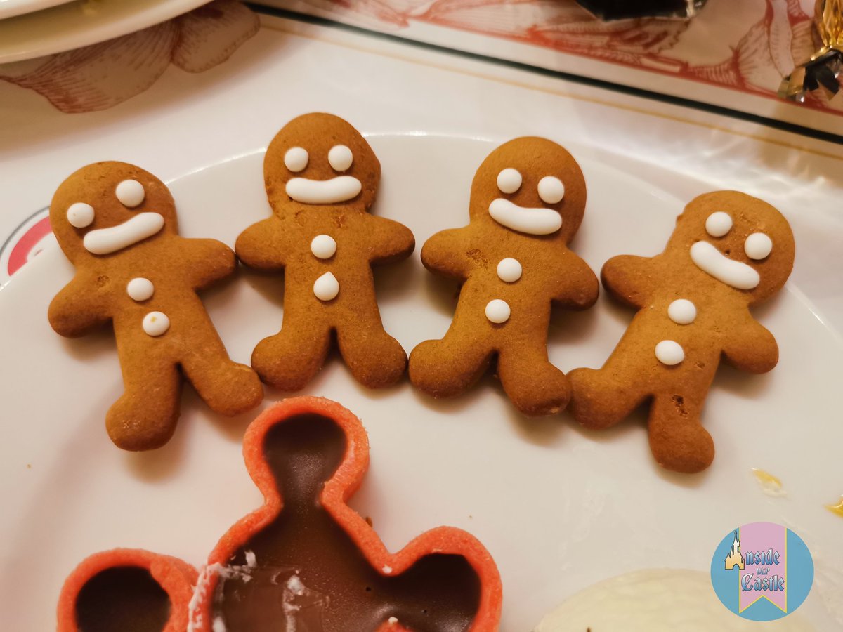InsideDlpCastle's tweet photo. 🍽️Sélection de desserts, Petit coup de cœur pour les petits personnages pain d'épice ! Et la boule de neige ! 😍✨🎄
#DisneylandParis #DLPLIVE https://t.co/CjzIzzxAhi