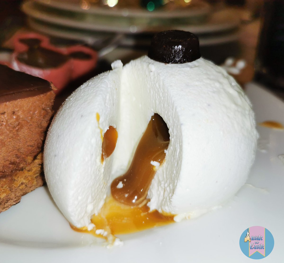 InsideDlpCastle's tweet photo. 🍽️Sélection de desserts, Petit coup de cœur pour les petits personnages pain d'épice ! Et la boule de neige ! 😍✨🎄
#DisneylandParis #DLPLIVE https://t.co/CjzIzzxAhi