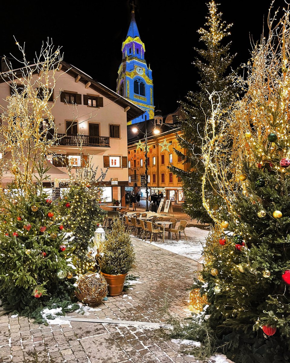 Cortina d'Ampezzo wishes you happy holidays and a merry Christmas ❤🎅

📷 Francesco Mattuci
#mycortina #cortinadolomiti #cortinadampezzo #dolomites #dolomitesunesco #christmas #merrychristmas #happyholidays #holidays #mountain #winter #snow #visitveneto #visititaly