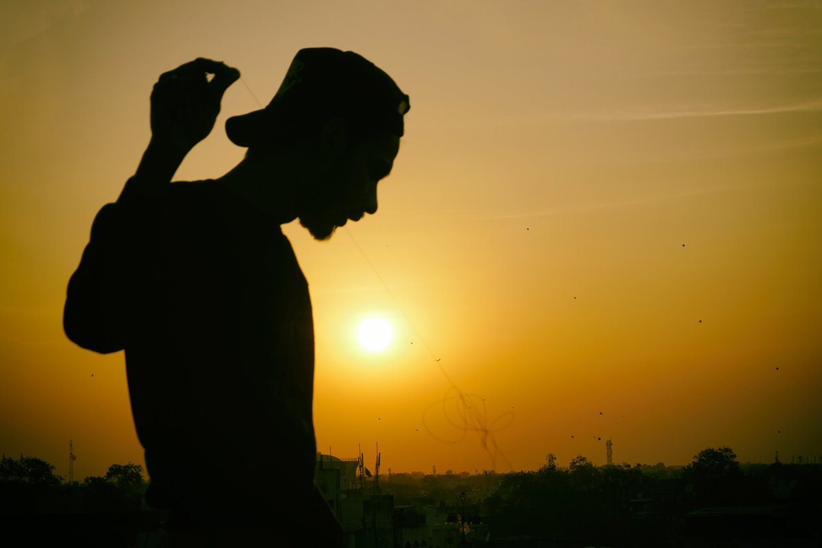 SaudVisuals's tweet photo. Silhouette 👤

#SaudVisuals #VisualsofSaud #kitefestival #goodvibes #incredibleindia #bestofindia #bestofasia #india #theprettycities #visualsoflife #blackandwhite #silhouette #silhouettephotography #photoshop #sonyalpha #sonyalpha68 #discoverwithalpha @SonyAlpha @Photoshop https://t.co/LLkwIAyM8B