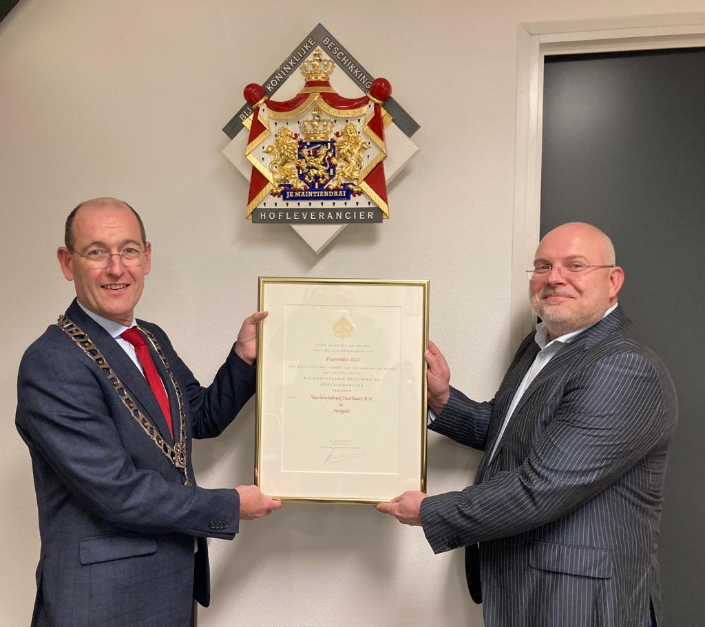 gemeentehengelo's tweet photo. Vandaag heeft burgemeester @sanderschelberg, namens Commissaris van de Koning, de heer A.P. Heidema, het Predicaat Hofleverancier uitgereikt aan Machinefabriek Heerbaart B.V. Dit ter ere van het 100-jarige bestaan🎖.
Meer weten over deze mijlpaal ➡ https://t.co/5tnAhItK5T https://t.co/URAknaUEhf
