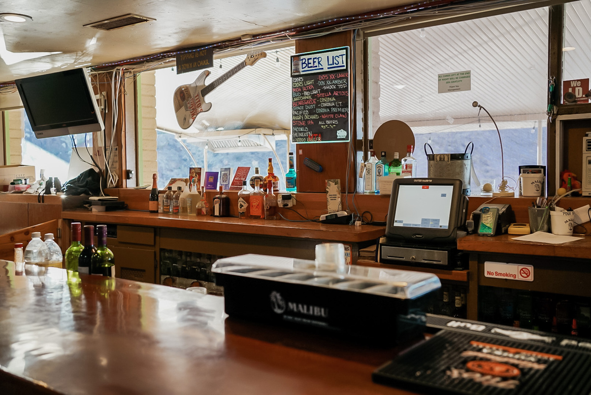 HavasuSprings's tweet photo. Except for Christmas Day, the #OuterHarborBar will be open ALL WEEK to help crave your thirst! Bring your best buds and enjoy our festive cocktails. 🥂🤩 https://t.co/8eTxuixRpv