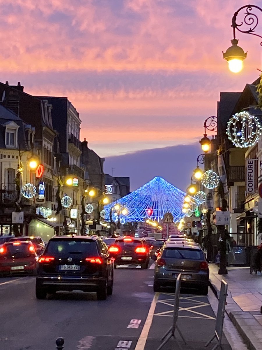 AChudeauParis's tweet photo. Noël, en bord de mer … 🤩 #Deauville https://t.co/6SO6B8jUd2