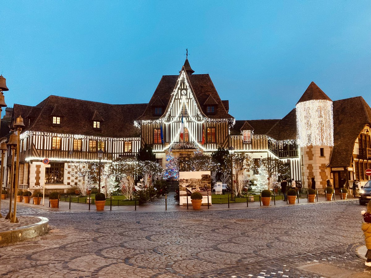 AChudeauParis's tweet photo. Noël, en bord de mer … 🤩 #Deauville https://t.co/6SO6B8jUd2