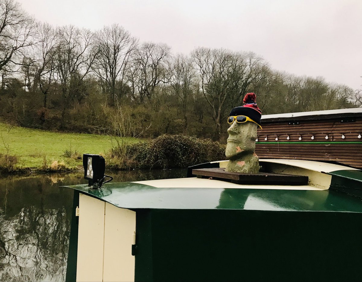1000Rach's tweet photo. Different perspectives #Canal #Lock #Bridge #Barge #Boat #Head #Hat #Green #Yellow #SplashOfRed 💚💛❤�� #GrandUnionCanal #Rickmansworth #Hertfordshire @CanalRiverTrust https://t.co/5KTygUtgTw