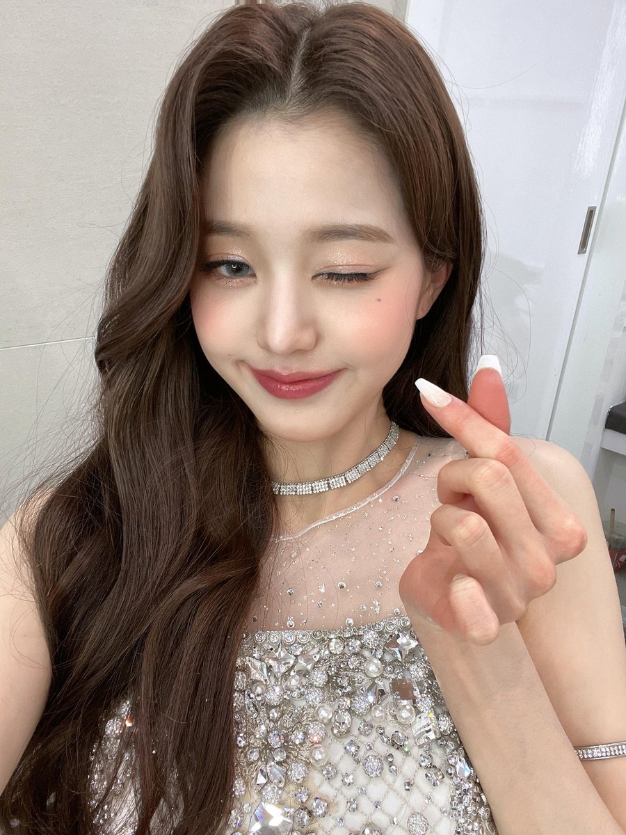 IVE_STARSHIIP's tweet photo. DIVE PLEASE SUPPORT WONYOUNG DROP POSITIVE COMMENT ON HER INSTAGRAM POST.
LET'S SUPPORT HER IN THIS TOUGH SITUATION..

FIGHTING 💪🏻
@IVE_twt #IVE #아이브 #ELEVEN #YUJIN #유진 #GAEUL #가을 #REI #레이 #WONYOUNG #원영 #LIZ #리즈 #LEESEO #이서 https://t.co/w9RFwZMHiA