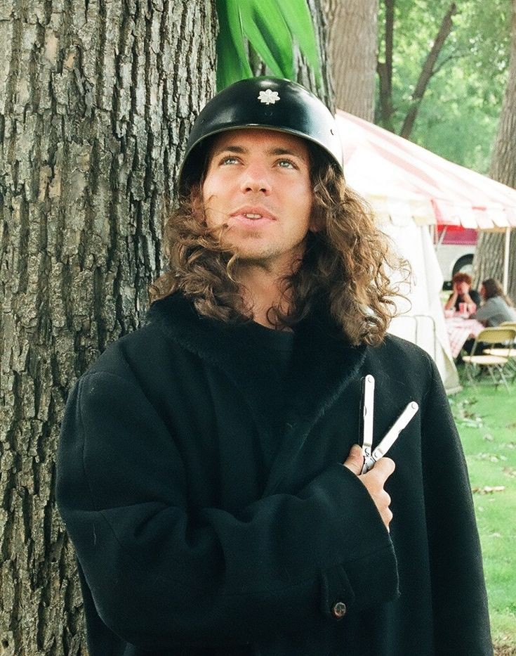 HAPPY BIRTHDAY TO MY FAVORITE PERSON IN THIS WORLD<<<3333
Ele mesmo! Edward vulgo Eddie Vedder!

te amo pitico  