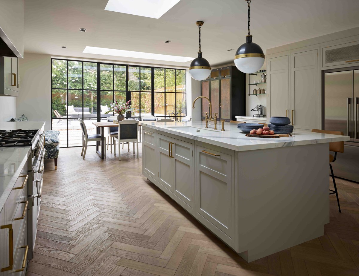 An open-plan layout and Crittal patio doors are the perfect combination when it comes to creating a light and airy kitchen. The subtle connection to the outdoors provides a beautiful backdrop for daily life. Explore our Original range: bit.ly/3kSbJkX