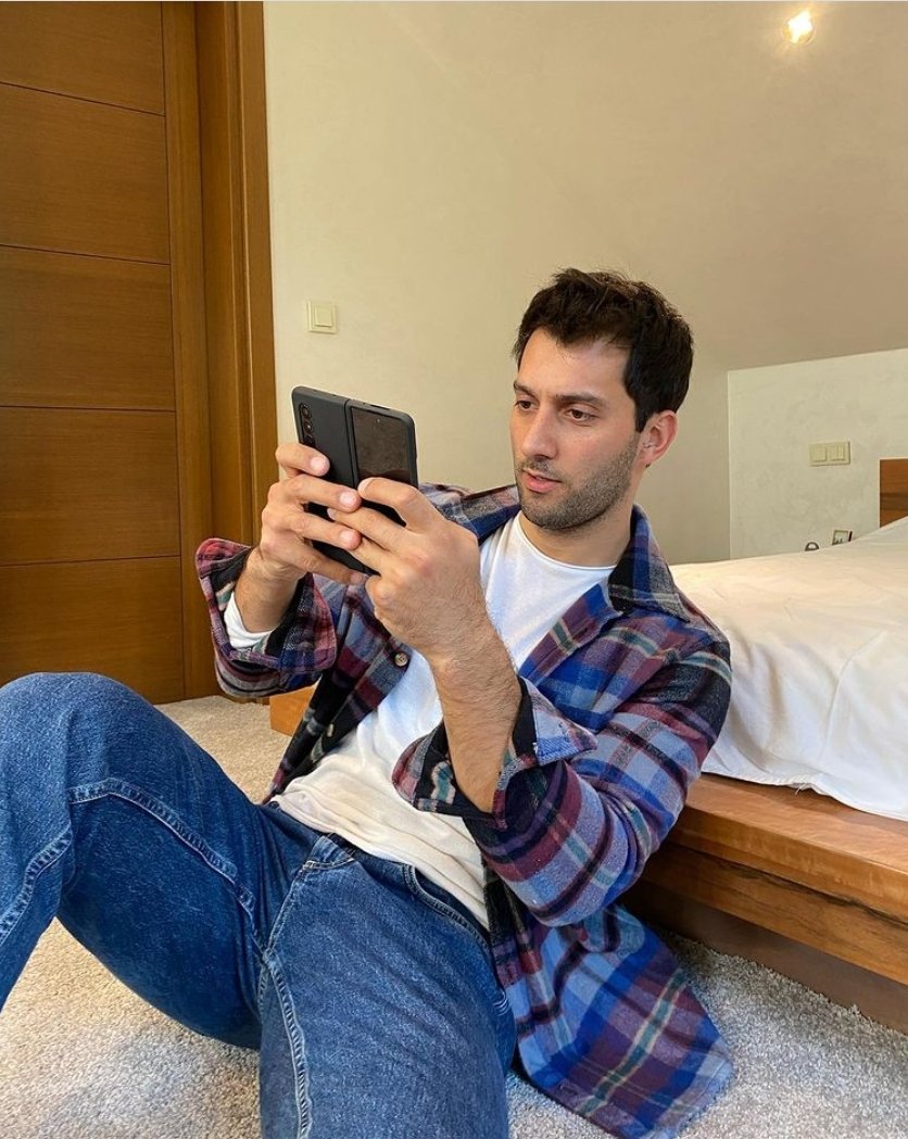 SamsungTurkiye's tweet photo. Oyun oynarken kendini kaptıranlar burada mı? Caner Yıldırım da bu aralar mobil oyunlardan çıkmıyor.

Galaxy Z Fold3'ün 7.6"lik ekranı ile gittiğin her yerde oyun keyfini ikiye katla.

#GalaxyZFold3 #HayatıİkiyeKatla #TeamGalaxy #Samsung https://t.co/G4fG9wERce