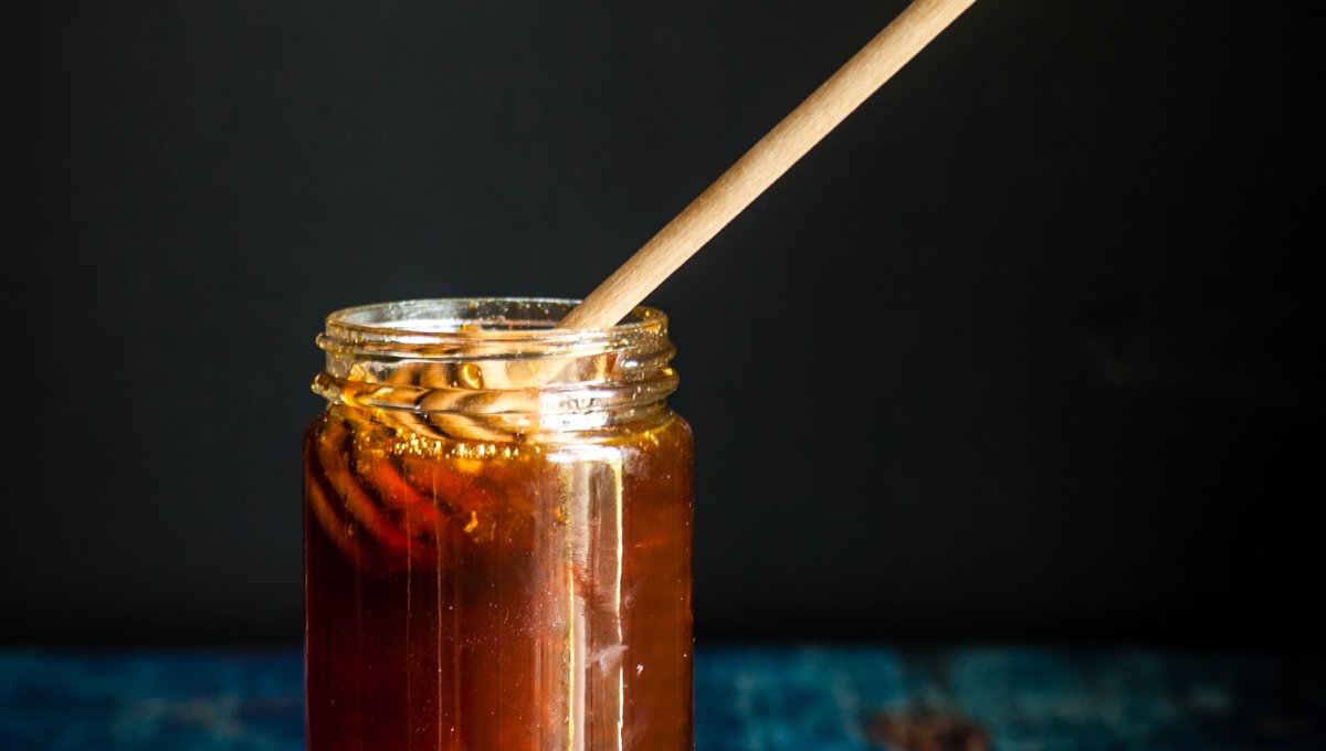 PerpetualPollen's tweet photo. 2 ways to tell if your honey is natural or artificial:
⁠
💫 Drop honey into a glass of water. If it dissolves, then it's artificial honey⁠
💫 Place honey on a napkin. If it remains solid, then it's real honey⁠
⁠
#sustainableliving⁠ #naturalfoods #naturalmade #savethebees https://t.co/n8JEAIjzKD