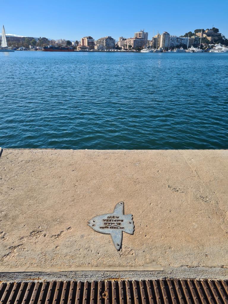 marinadenia_'s tweet photo. Este año nos sumamos a la campaña “El Mar empieza aquí” en #MarinaDénia. 🌊 Un proyecto conjunto con el objetivo de concienciar a la población sobre el cuidado del mar. El mensaje es “No tires nada, el mar empieza aquí”, ya que la basura que se tira al suelo puede llegar al mar. https://t.co/7KGEdzdilH