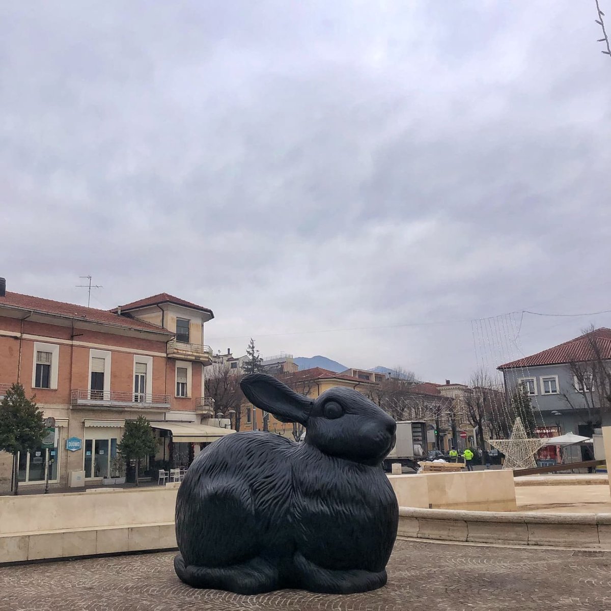webefy's tweet photo. Per le Festività natalizie i variopinti animali di “Cracking Art. Sculture a Colori” invadono ilcentro storico di #Avezzano .
#fondazioneterzopilastro #crackingartavezzano #crackingart https://t.co/tzfAHYCWXc