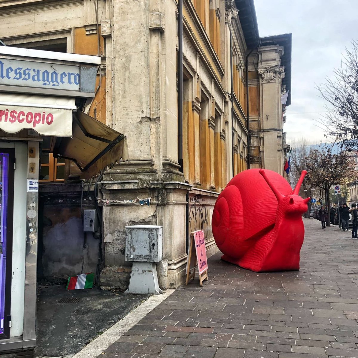 webefy's tweet photo. Per le Festività natalizie i variopinti animali di “Cracking Art. Sculture a Colori” invadono ilcentro storico di #Avezzano .
#fondazioneterzopilastro #crackingartavezzano #crackingart https://t.co/tzfAHYCWXc