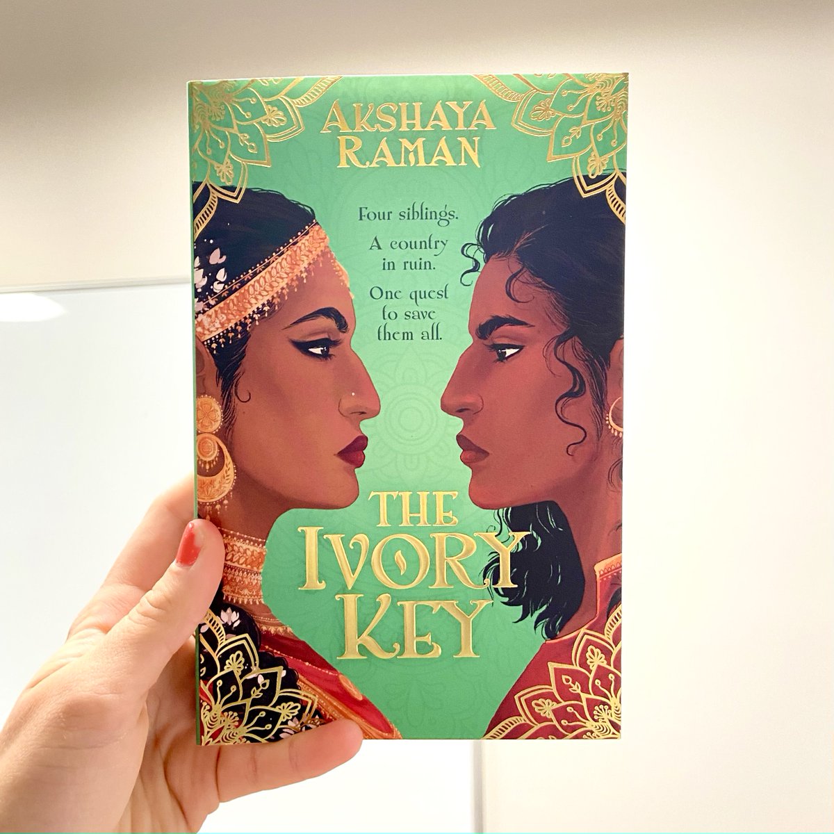 eleanormrosee's tweet photo. 🚨 GIVEAWAY!
You've all seen the #IvoryKey by @akshraman @HotKeyBooksYA on your feed. Time for one of you to get your own! 🤩
To enter:
🗝 Subscribe to my channel (link below)
🗝 Sign up to our blogger mailing list (link below)
🗝 RT
Good luck! UK/Ireland only ❤️
Ends 4th Jan. https://t.co/VeTm0Pc3bN