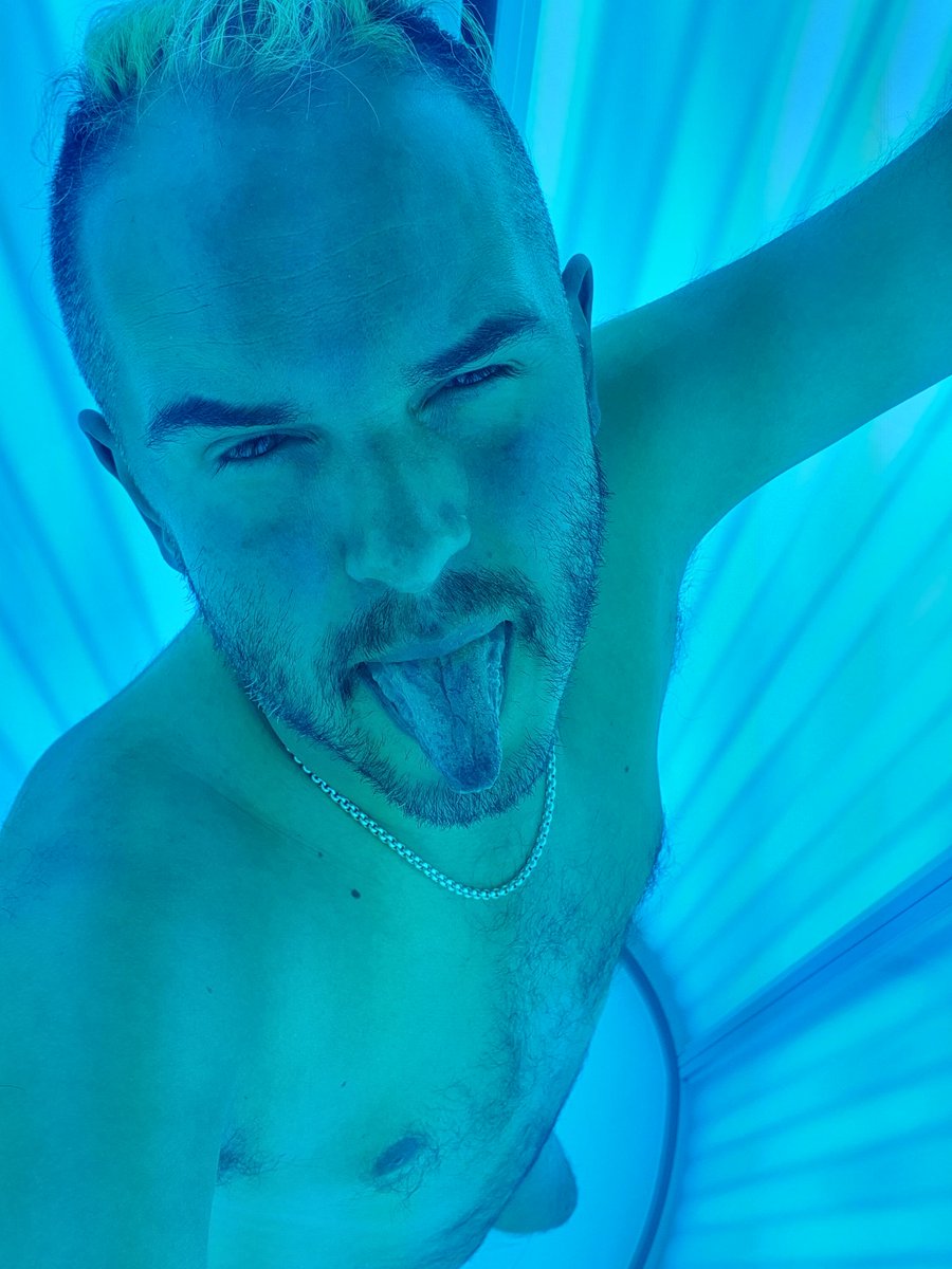 Christoff1980Cs's tweet photo. did someone  say a Christmas sunbeds session ☀️🌟😛 #topupthetan #gayboy #gaylad #gaychristmas https://t.co/XECjicDV5e