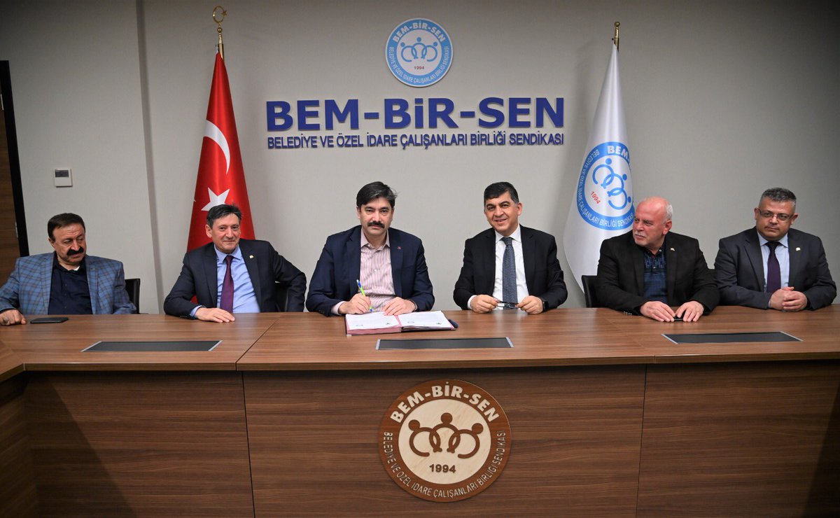 #GaziAntep
#Şehitkamil Belediye
Başkanı kıymetli Ağabeyim  <a href="/rfadiloglu/">Rıdvan Fadıloğlu 🇹🇷</a>'nu Genel Merkezimizde ağırladık

Her zaman olduğu gibi yine tavan orandan %120 
Sosyal Denge Sözleşmemizi imzaladık

Emeğe kıymet veren,
Memurlarımızın yanında duran başkanımıza teşekkür ediyorum
Hayırlı olsun