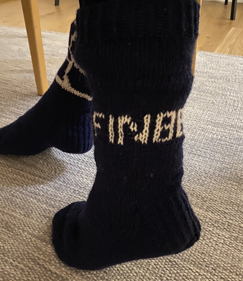 HautalahtiMarco's tweet photo. Meidän FINBB-Tiimissä muistetaan kollegoita itse kudotuilla villasukilla. Yksinkertaisesti parasta. Kiitos Johanna Mäkelä 😊 Hyvää joulua 🎄#finbb https://t.co/AveO76t3Gp