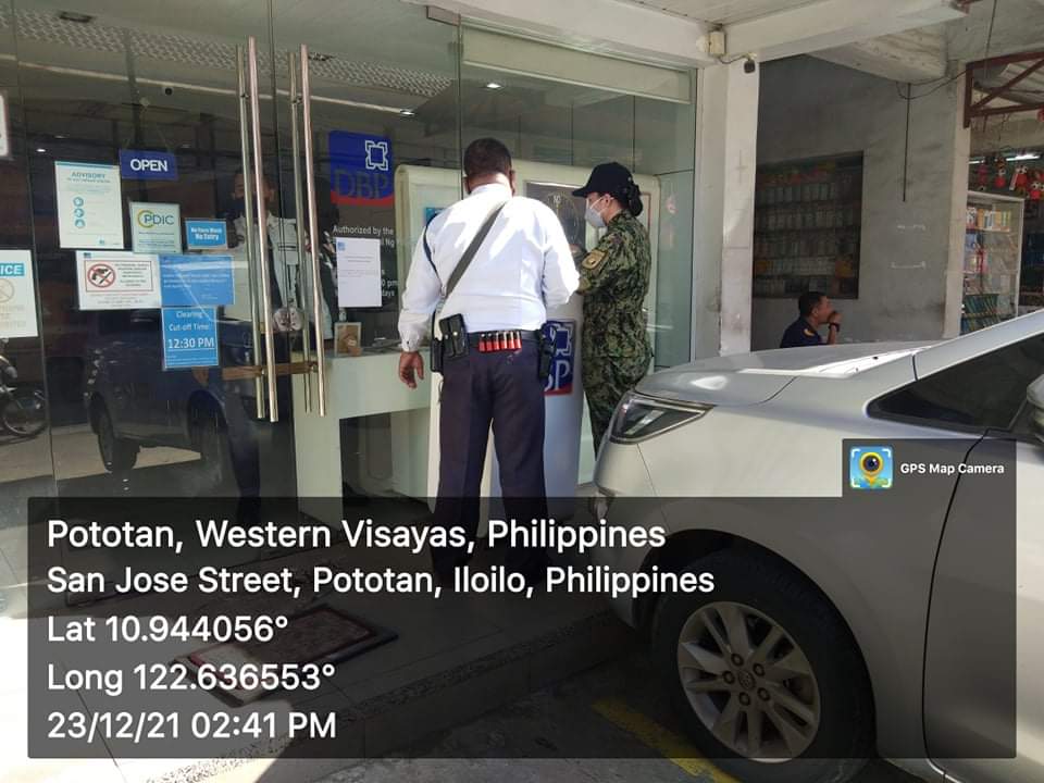 pototanilo2PNP's tweet photo. Conducted dialogue and police presence in banking institution in AOR.
#TeamPNP
#SecurityMeasure https://t.co/7Q1oEjACoZ