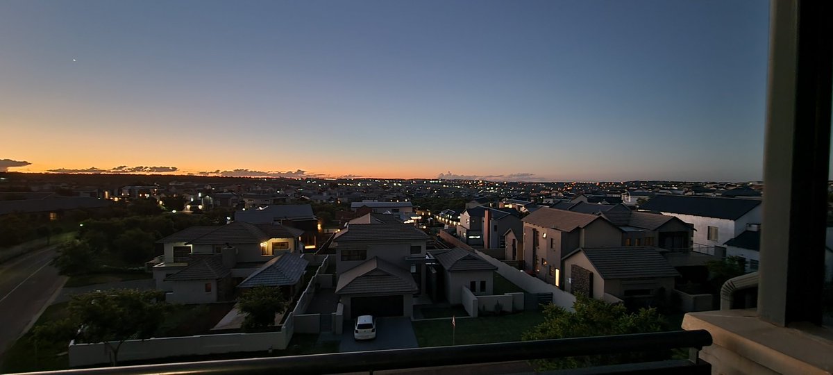 NNenjelele's tweet photo. I love the sunset view from my apartment its one of the best things of where I live😊 https://t.co/WUKGBtxRVm