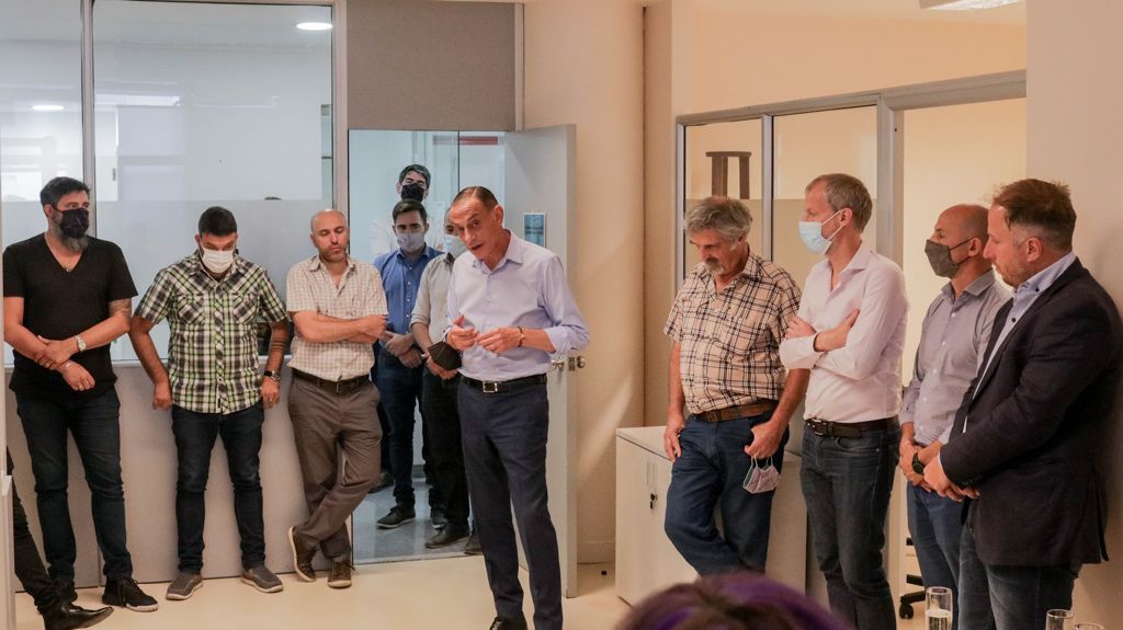 GustavoHArrieta's tweet photo. Nos juntamos...conversamos...nos escuchamos...agradecimos a Todas y Todos las trabajadoras y los Trabajadores de @VialidadNac por lo realizado y la nueva agenda para 2022!!!
Gracias por Todo!!! 
@alferdez @gkatopodis @ObrasPublicasAR https://t.co/BI1oM69zPt