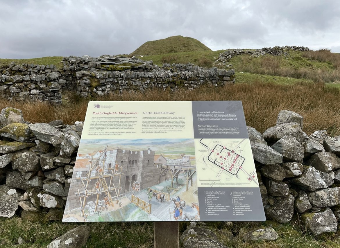 If you’re wondering about that big lump in the background, that’s a Norman (11th century AD) motte. It was built into the existing Roman fort. It’s thought to be the site of Lleu Llaw Gyffes’ home in the Mabinogion 🏴󠁧󠁢󠁷󠁬󠁳󠁿