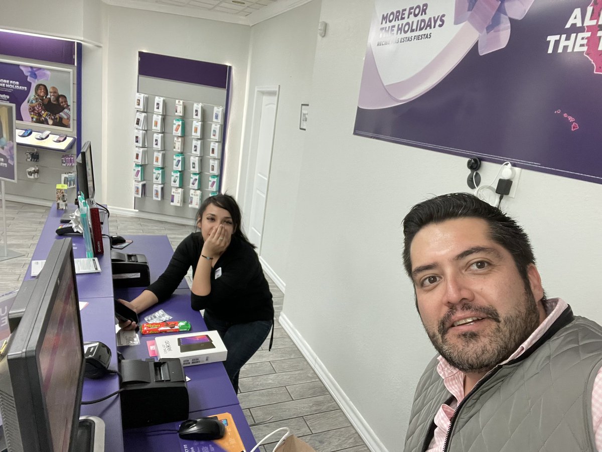 UsaCellular's tweet image. Busy Wednesday at Cellular USA EP🎁🎄@tripanuj @Ali_Mehdi4