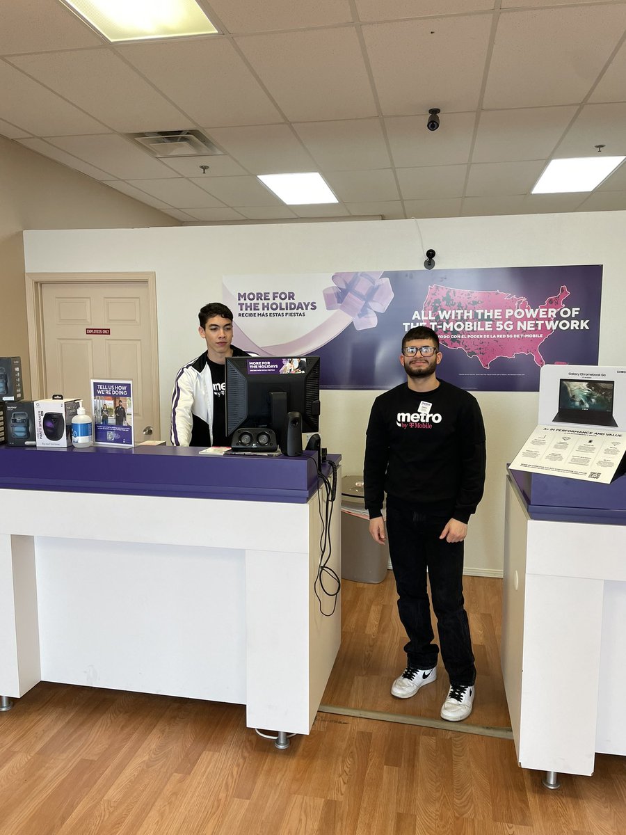 UsaCellular's tweet image. Busy Wednesday at Cellular USA EP🎁🎄@tripanuj @Ali_Mehdi4