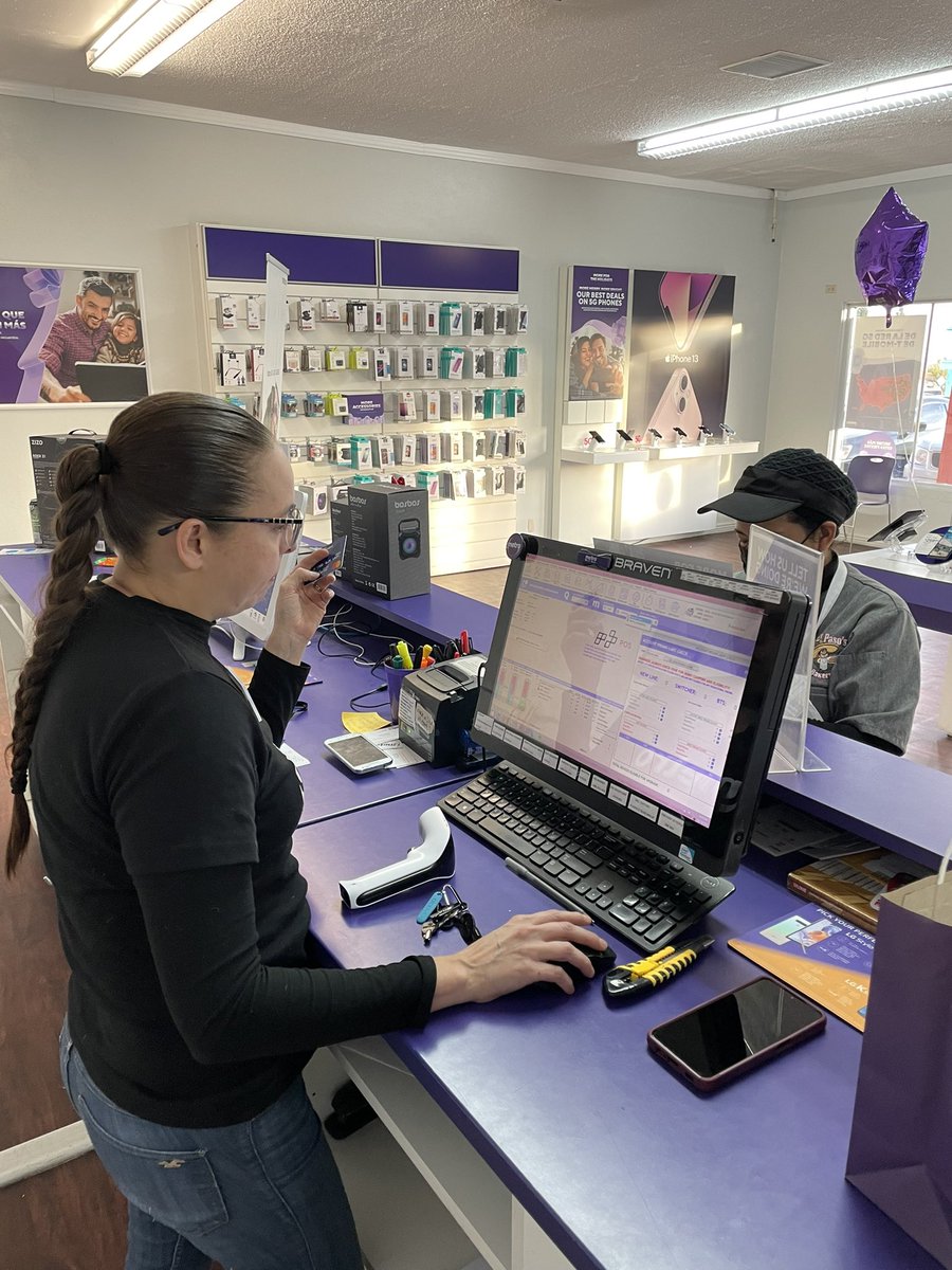 UsaCellular's tweet image. Busy Wednesday at Cellular USA EP🎁🎄@tripanuj @Ali_Mehdi4