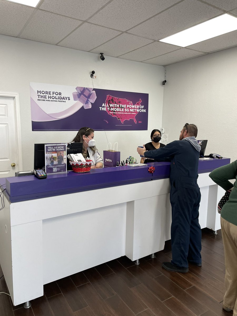 UsaCellular's tweet image. Busy Wednesday at Cellular USA EP🎁🎄@tripanuj @Ali_Mehdi4