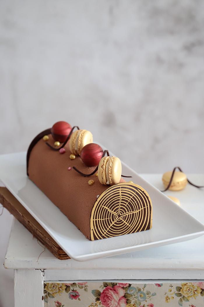 𝗧𝗿𝗼𝗻𝗰𝗼 𝗱𝗲 𝗡𝗮𝘃𝗶𝗱𝗮𝗱 𝗱𝗲 𝗰𝗵𝗼𝗰𝗼𝗹𝗮𝘁𝗲 𝗰𝗼𝗻 𝗵𝗮𝗯𝗮 𝘁𝗼𝗻𝗸𝗮 𝘆 𝘃𝗮𝗶𝗻𝗶𝗹𝗹𝗮 🤎💛
1️⃣Mousse de chocolate con haba tonka.
2️⃣Relleno: Cremoso de vainilla.
3️⃣Base: Bizcocho de avellanas.
4️⃣ Decoración en chocolate 
RECETA↓↓↓↓
instagram.com/p/CXy8rgxohzF/