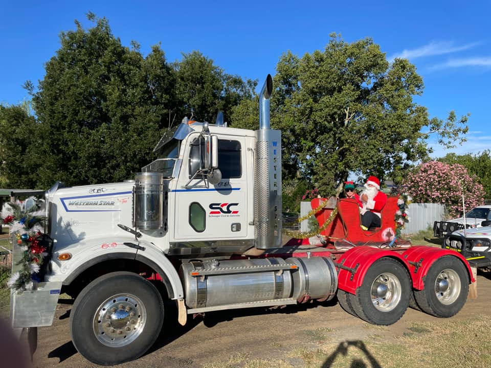 A very rural sleigh 😎 Santa gives out lollies around Wee Waa on the back of the Schwager family's truck. 

📷 Sarah Schwager