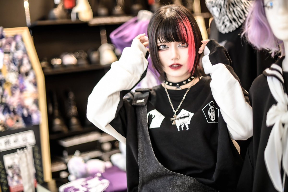 DVT_official's tweet photo. https://t.co/YyVnQu4TNp

DVT newitem
「血盟｣

ミドル丈バイカラー裏毛TOPS

・フロントブラック
・フロントホワイト

フリーサイズ

¥9000+tax

model @9a___na https://t.co/8KAsnIUdDH