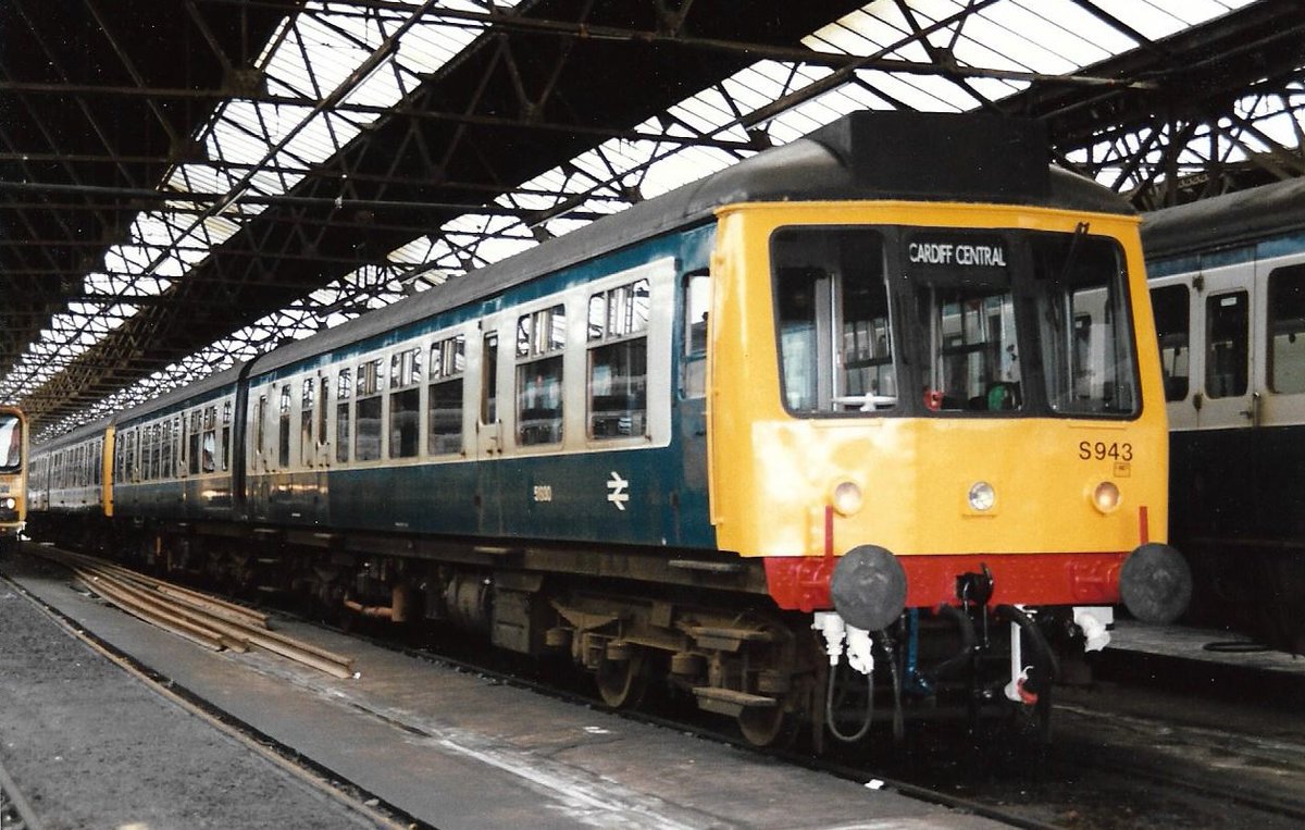 SalopianLyne's tweet image. Cardiff Canton Carriage Shed 17th April 1988
Swansea Landore depot's British Rail Class 108 DMU 2-car set S943 51930+51561 has had its cab front tarted up with red buffer beam, white hoses &amp;amp; black window surround.
#BritishRail #Class108 #Cardiff #Canton #DMU #trainspotting 🤓