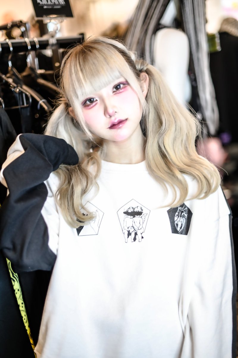 DVT_official's tweet photo. https://t.co/YyVnQu4TNp

DVT newitem
「血盟｣

ミドル丈バイカラー裏毛TOPS

・フロントブラック
・フロントホワイト

フリーサイズ

¥9000+tax

model @eringiparadise https://t.co/1E3wsgqyMW