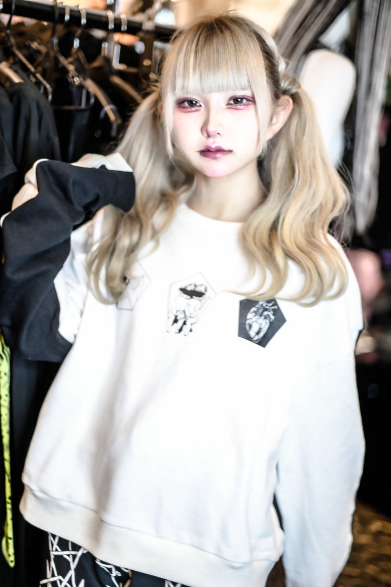 DVT_official's tweet photo. https://t.co/YyVnQu4TNp

DVT newitem
「血盟｣

ミドル丈バイカラー裏毛TOPS

・フロントブラック
・フロントホワイト

フリーサイズ

¥9000+tax

model @eringiparadise https://t.co/1E3wsgqyMW