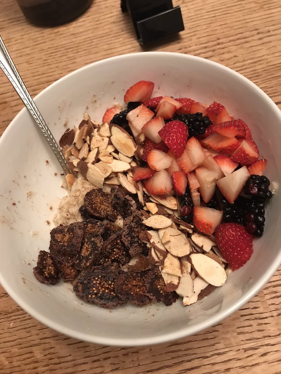 surfnyolly7's tweet photo. Cozy bowl of oats after a frigid 2 miler! #getoutdoors #vibrams https://t.co/lqL3sJFLCI