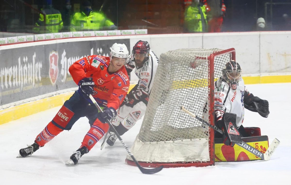 Niederlage zu Weihnachten 

Wir verlieren gegen die Rostock Piranhas mit 2:3 nach Penaltyschießen.
Unsere Tore erzielten K. Gibbons und B. Pohanka.

Das nächste Spiel findet am 26.12. in Herford statt.