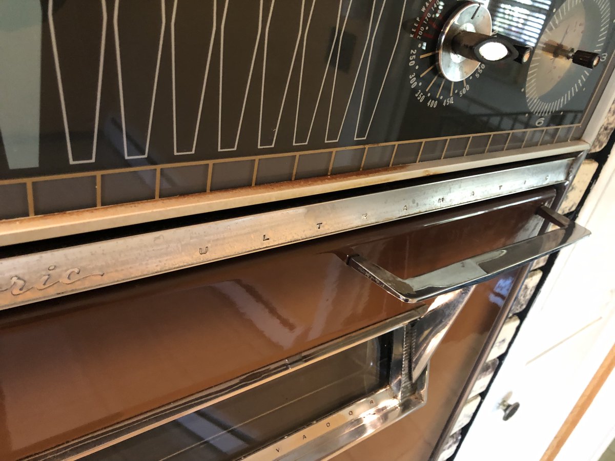 Selling this classic oven and stovetop. Circa 1962. Caloric Ultramatic with patented "Observadoor." Has lines  like a '57 Buick. Makes a great gift. On CraigsList.
jerseyshore.craigslist.org/app/d/middleto…