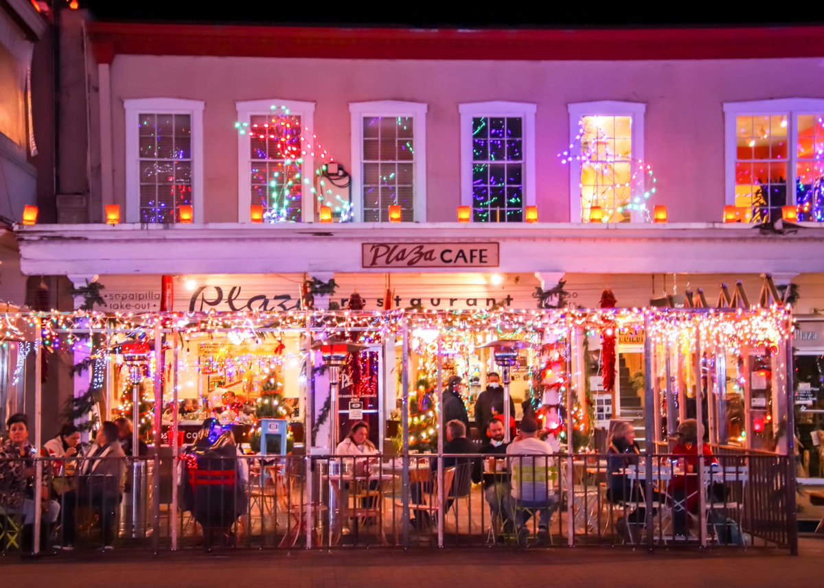 koat7news's tweet photo. Christmas in Santa Fe is unlike any other place in the world! 💫🎄

📸: Cindy Martinez https://t.co/K17oiUDBiU