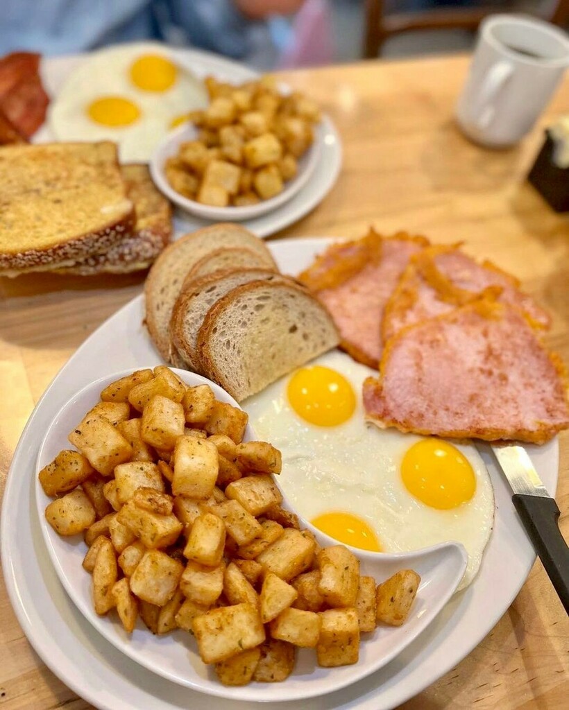 Life begins after breakfast 🍳 🍞

Pictured - Peameal Bacon ‘N Eggs:

Three Slices of Peomeal Bacon, Three Eggs, Buttered Toast and choice of a Classic Side. Shown here with Home Fries.

See more at sunnymorning.ca/menu

📸: @eatwithsadaf

#SunnyMorning #JustEatRealFood #Su…