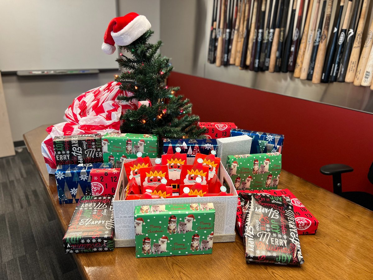 azlendingexpert's tweet photo. We would like to give a very special thanks to Jennifer Roberts, wife of Co-Owner Scott Roberts.🎄

She puts together amazing #ChristmasGifts for the entire office every year, and we all really look forward to it. 🎁

#ThankYou, Jennifer, from all of us at AZ Lending Experts! 🙏 https://t.co/VIrXbwkLeE