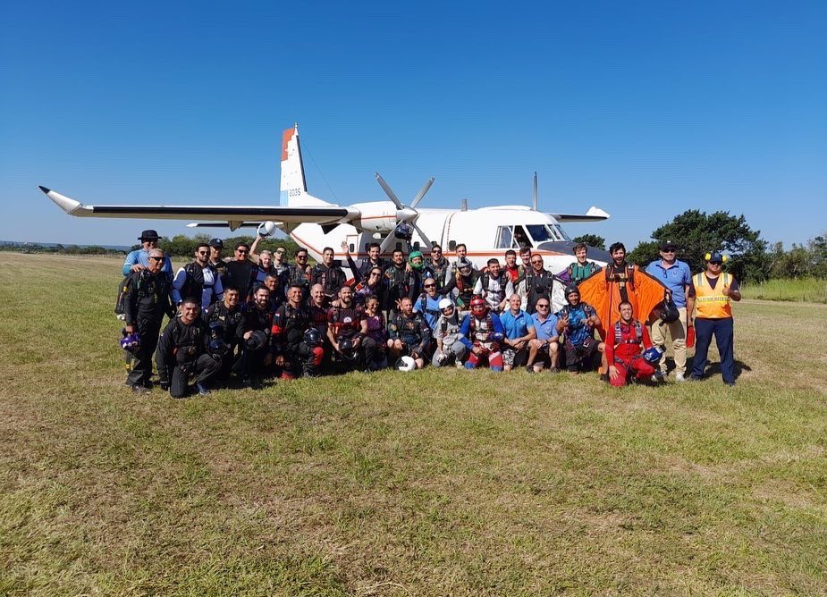 sndpy's tweet image. ¡Nuevo récord nacional de 11 atletas en caída libre!

Desde la Secretaría Nacional de Deportes celebramos el nuevo récord nacional de 11 atletas en caída libre vertical que se realizó en la Drop Zone Free Spirit de la ciudad de Ypacarai.